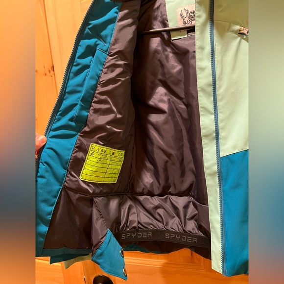 Spyder Girl’s Ski Jacket w/ tech pockets & thumb holes - Picture 4 of 9